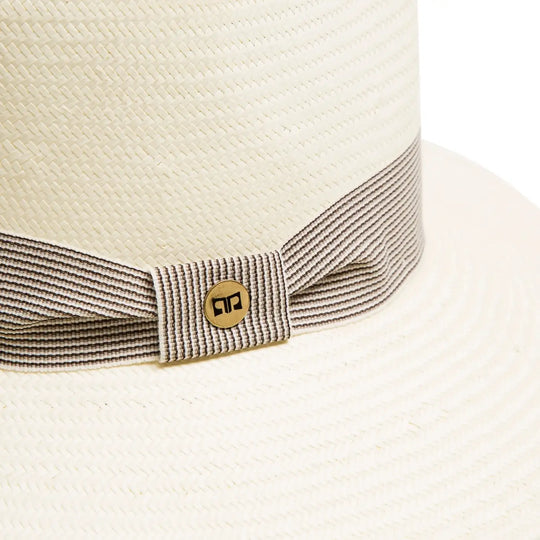 cappello fedora estivo a tesa larga da donna foto con vista dettaglio ravvicinato color bianco primario nesti