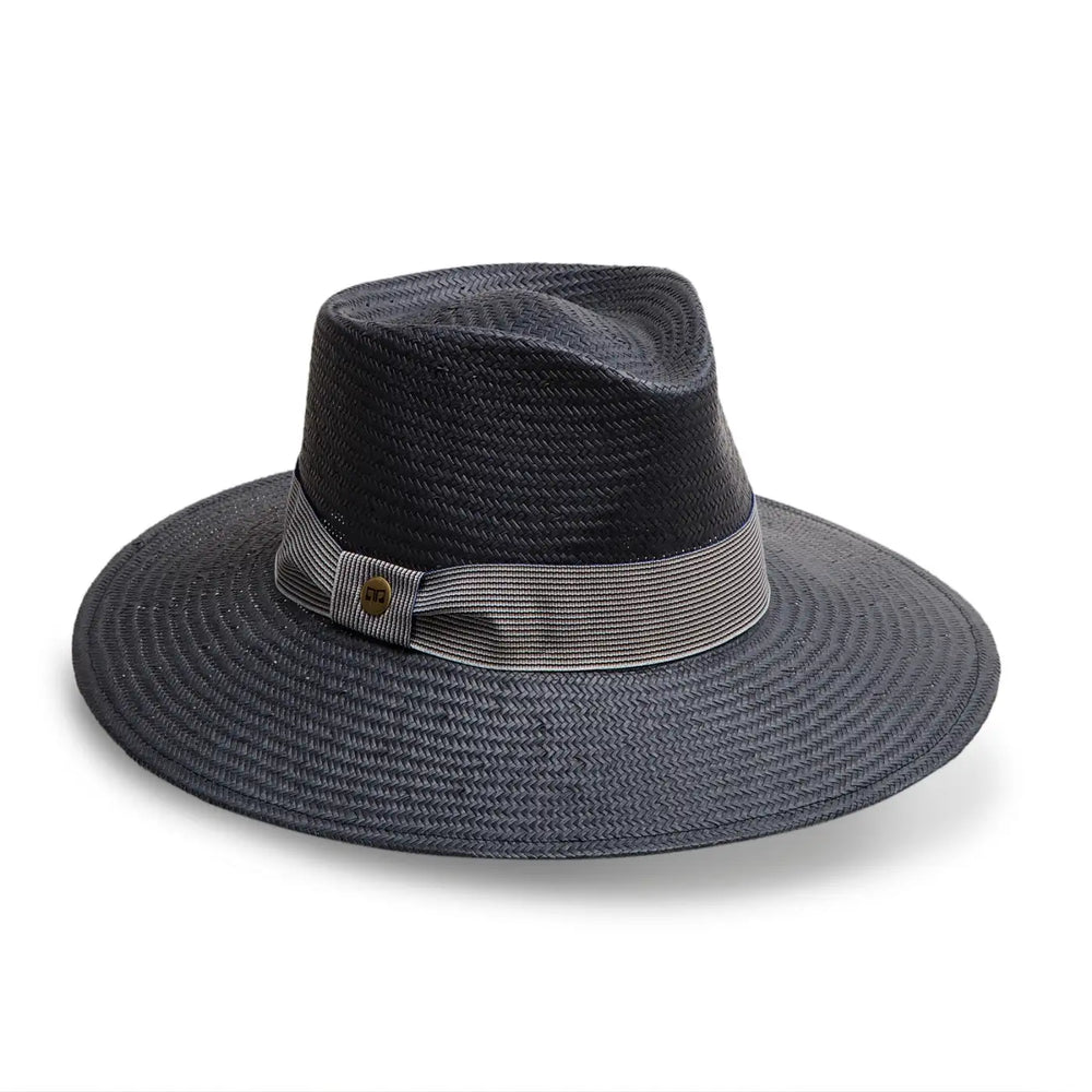 cappello fedora estivo a tesa larga da donna foto con vista inclinata color blu primario nesti