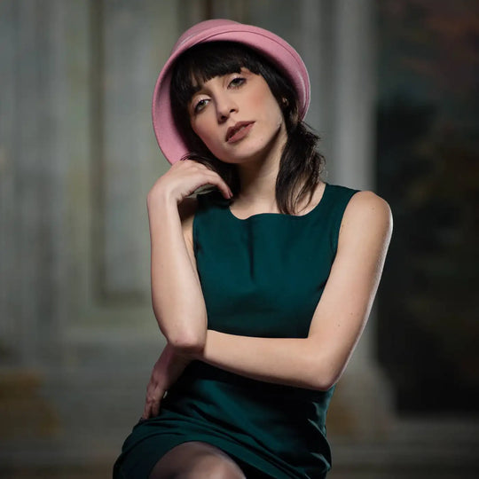 modella con cappello a cloche in feltro di lana merinos primario nesti nastro velluto coordinato ambientazione storica che enfatizza lo stile vintage