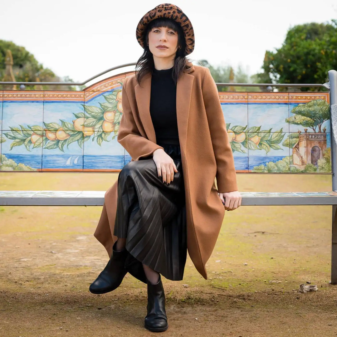 cappello a cloche ala rialzata animalier in feltro di lana merinos primario nesti modella su panchina decorata stile vintage contemporaneo