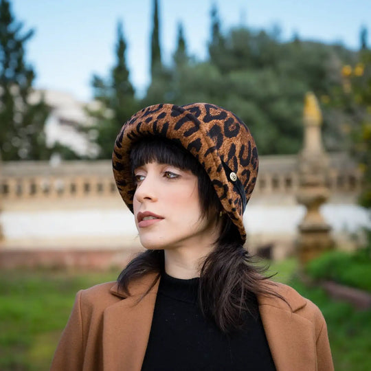 cappello a cloche ala rialzata animalier in feltro di lana merinos primario nesti ritratto modella in giardino storico eleganza raffinata