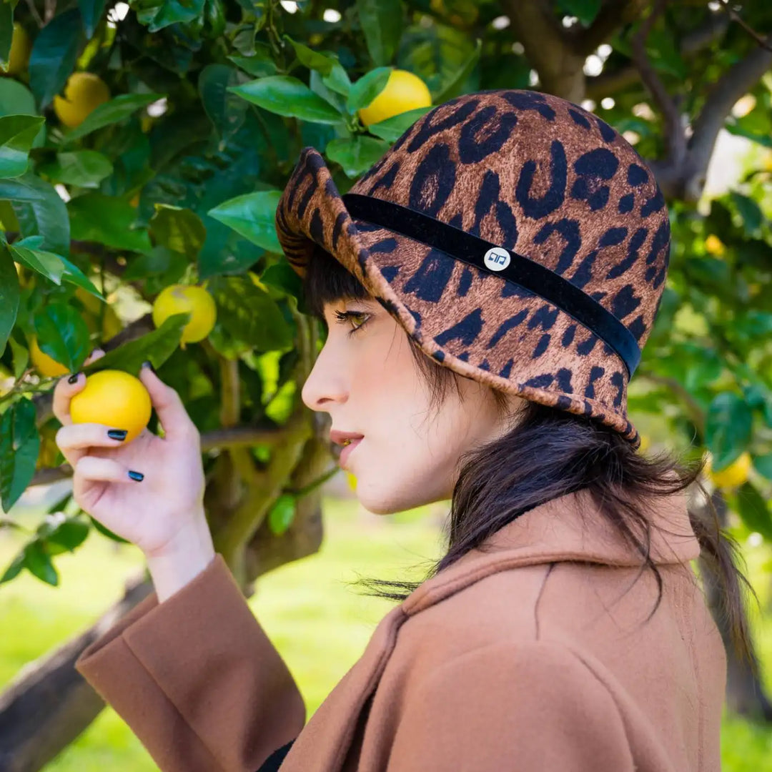 cappello a cloche ala rialzata animalier in feltro di lana merinos primario nesti scatto artistico in giardino interpretazione moderna del cappello donna