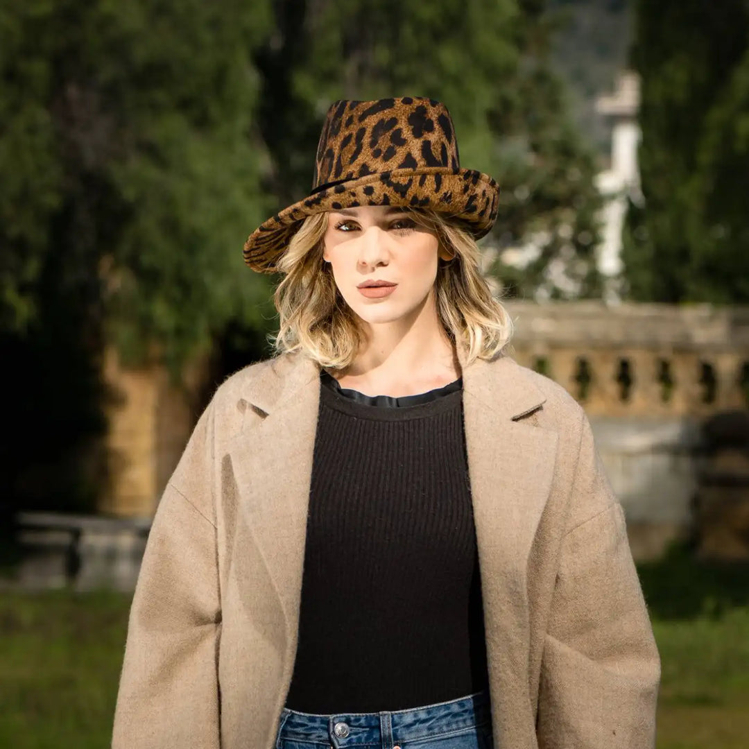 cappello a cloche asimmetrica animalier in feltro di lana merinos primario nesti su modella con cappotto beige location giardino storico cappello donna sofisticato