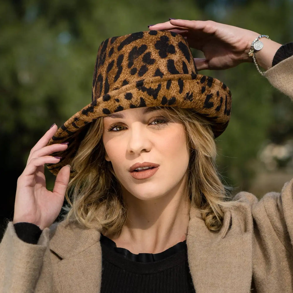 cappello a cloche asimmetrica animalier in feltro di lana merinos primario nesti modella con cappotto beige perfetta fusione tra eleganza e tendenza