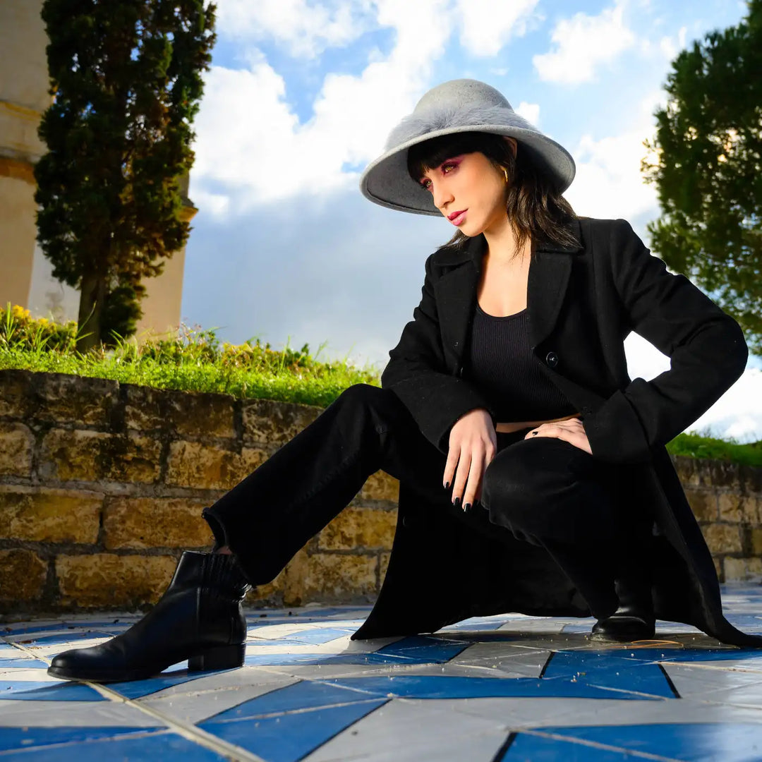 cappello a pamela in feltro di lana merinos con girotesta in marabou primario nesti grigio location storica allaperto espressione moderna dei cappelli da donna