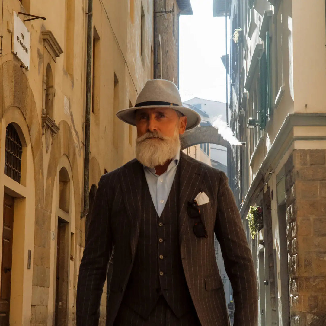 cappello a tesa media primario nesti in feltro di lana merinos su modello elegante con barba bianca nel suo stile classico italiano