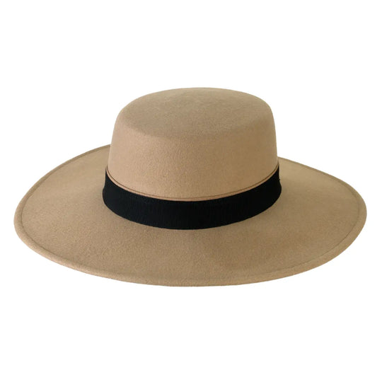 cappello canotto a tesa larga piatta in lana merinos da donna color beige seta foto con vista inclinata destra 1 primario nesti