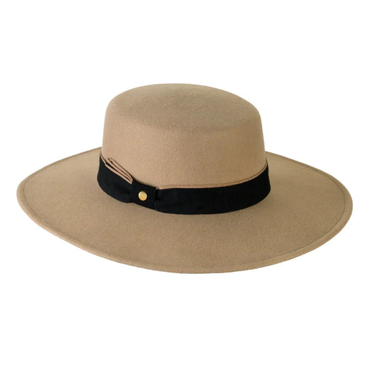 cappello canotto a tesa larga piatta in lana merinos da donna color beige seta foto con vista inclinata sinistra primario nesti