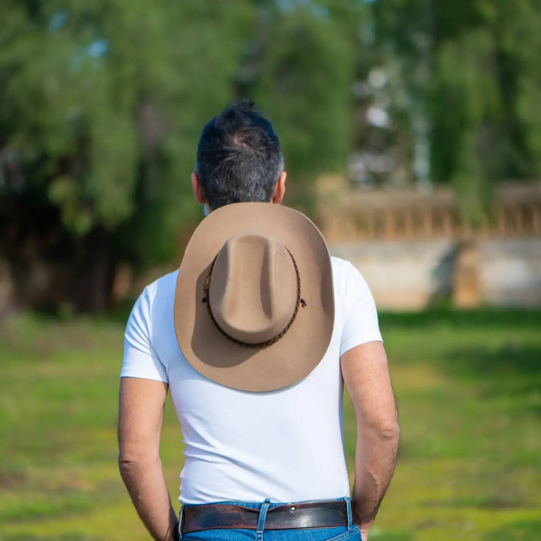 cappello da cowboy in feltro di lana merinos antipioggia primario nesti beige vista posteriore in giardino storico massima espressione delleleganza