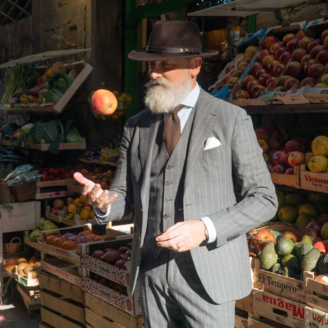 cappello fedora tradizionale primario nesti antipioggia colore marrone su modello maturo elegante sfoggiando una moda italiana inverno