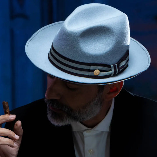 cappello trilby jazz a tesa media in feltro di lana merinos primario nesti grigio perla illuminazione scenografica blu massima espressione delleleganza