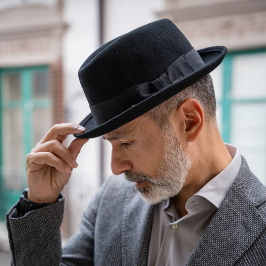 gentleman con lobbia homburg primario nesti merinos nero completo grigio gestualita elegante