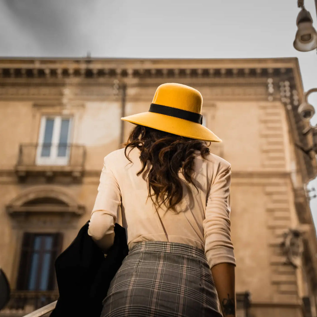 look elegante con cloche signorile primario nesti tesa larga merinos giallo composizione artistica palazzo nobiliare