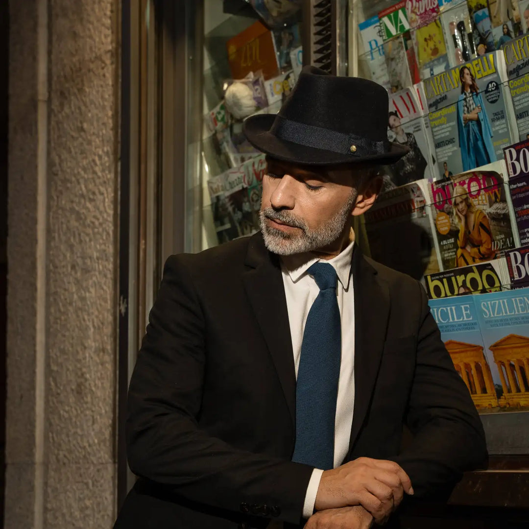 look raffinato con trilby classico primario nesti lapin nero ritratto elegante in penombra dettagli giornali storici