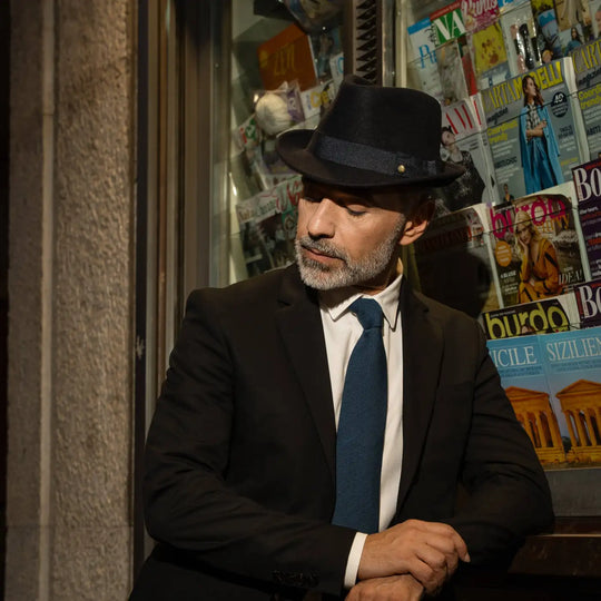 look raffinato con trilby classico primario nesti lapin nero ritratto elegante in penombra dettagli giornali storici