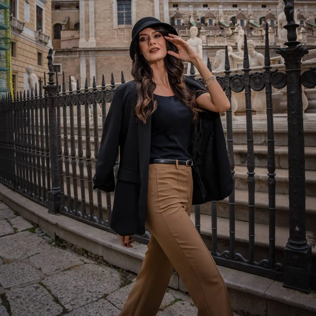 modella adulta con cappello a cloche signorile a tesa media primario nesti nero passeggia davanti la cattedrale di palermo