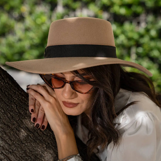 modella con cappello canotto primario nesti merinos tesa larga blusa bianca oversize ritratto urbano palermitano