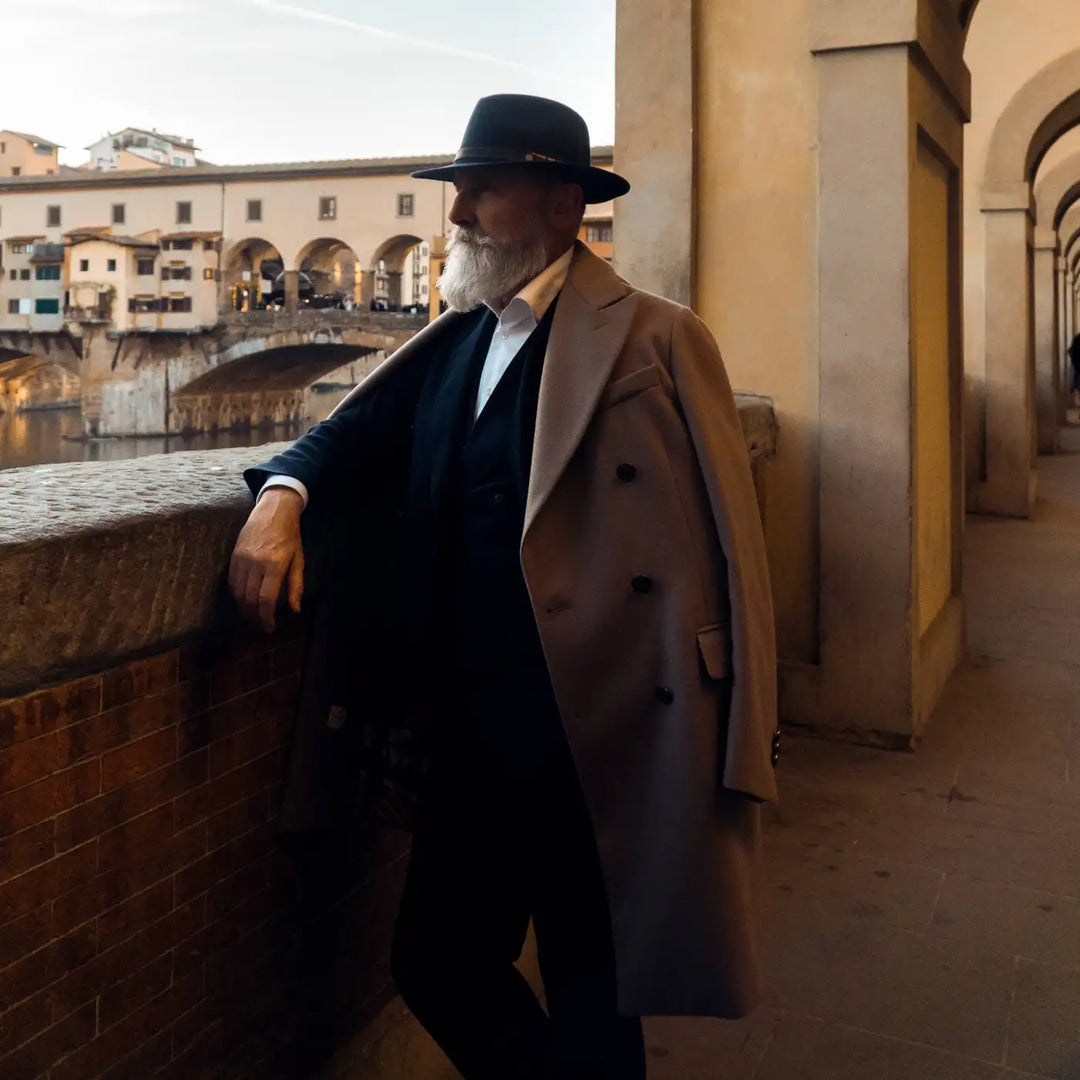 modello elegante con cappello fedora tradizionale primario nesti antipioggia blu sfoggia un outfit business raffinato