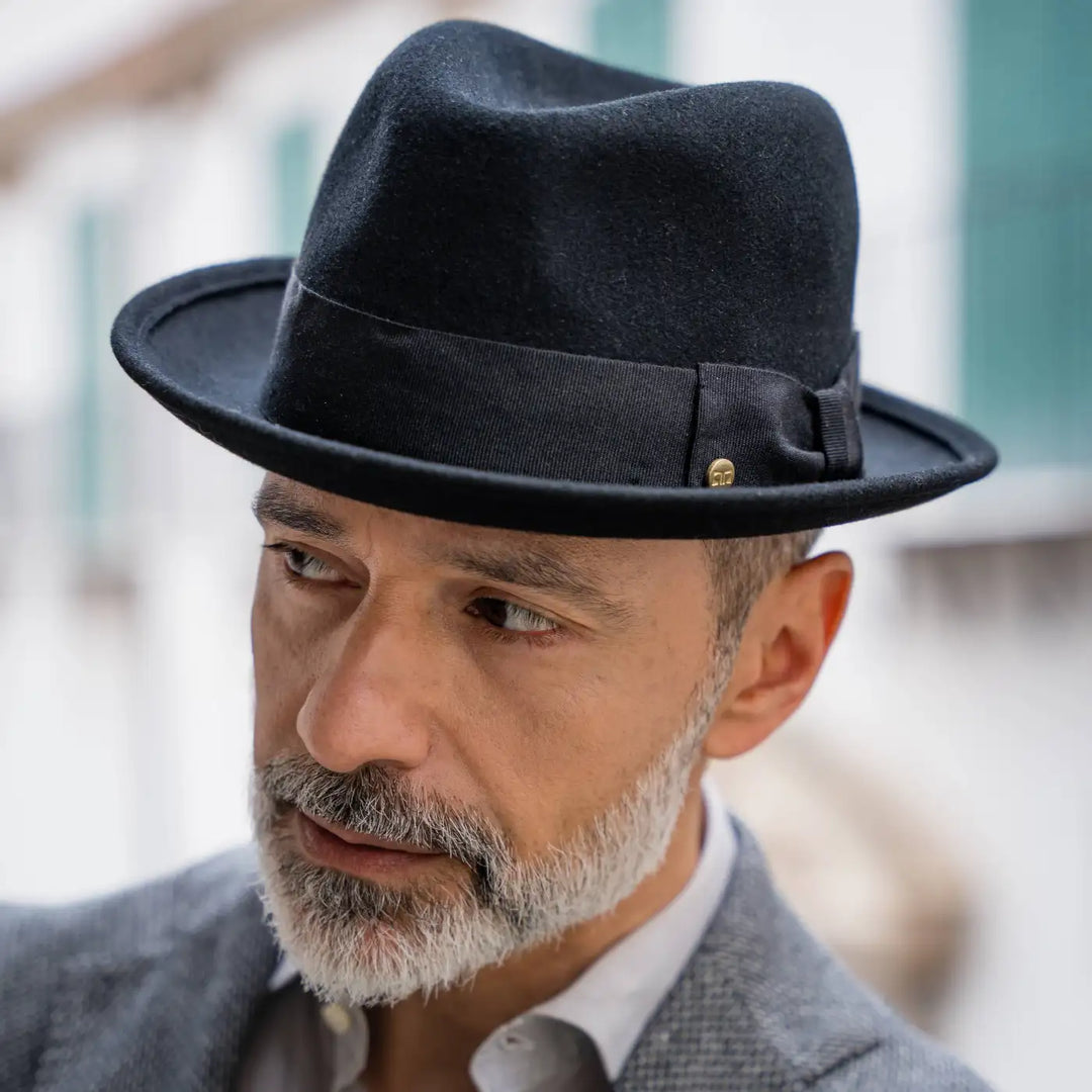modello elegante con lobbia homburg primario nesti merinos nero barba silver dettaglio persiane verdi