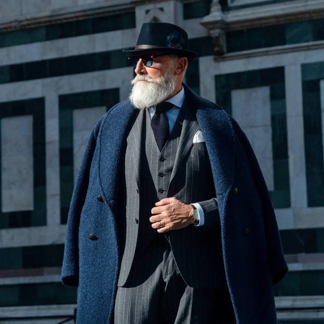 modello maturo con barba indossa un cappello trilby classico primario nesti in lana merinos colore blu nel suo street style toscano