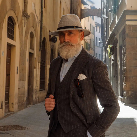 modello maturo con cappello tesa media primario nesti in feltro di lana merinos nel suo look raffinato in centro storico fiorentino