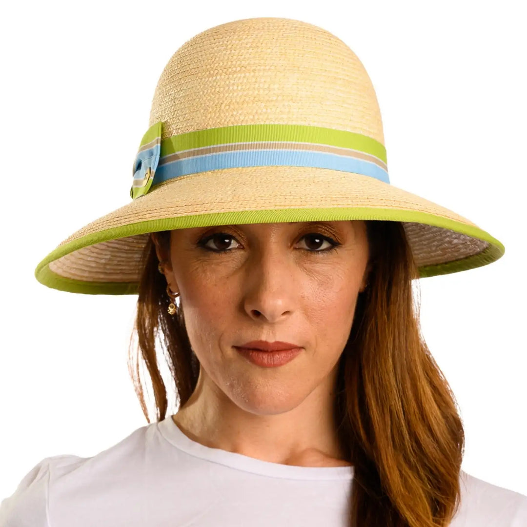 primo piano frontale di donna con capelli lunghi che indossa un cappello a pamela in paglia di firenze color treccia chiara fatto da cappelleria primario nesti