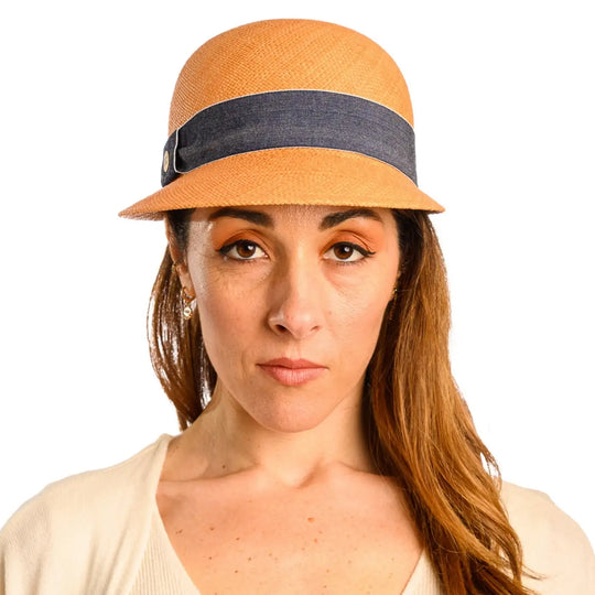 primo piano frontale di donna con capelli lunghi che indossa un cappello di panama con visiera corta color avana fatto da cappelleria primario nesti