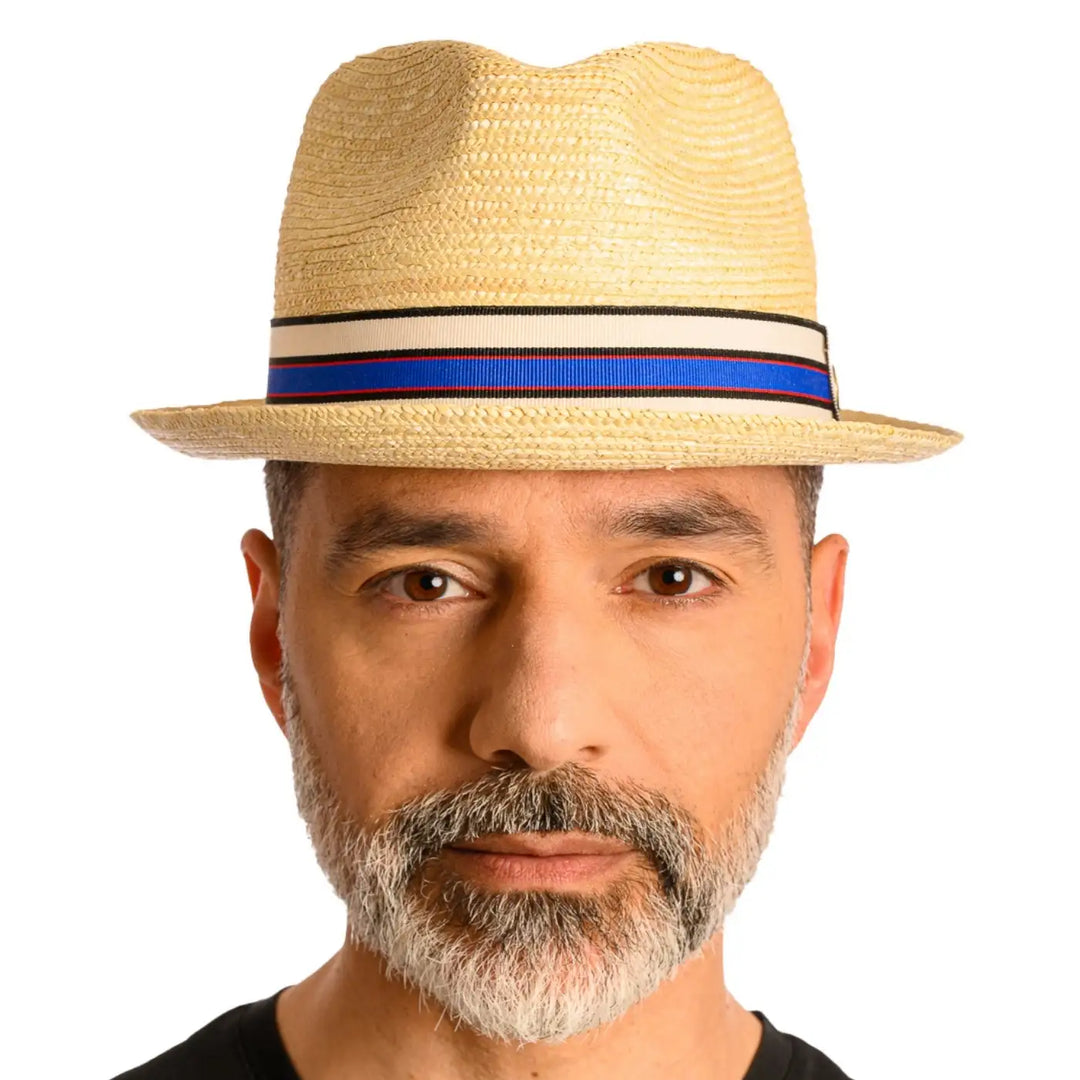 primo piano frontale di uomo con barba che indossa un cappello da mare in paglia di firenze color treccia chiara fatto da cappelleria primario nesti