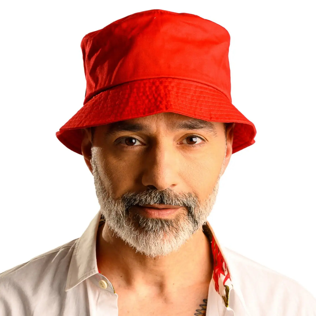 primo piano frontale di uomo con barba che indossa un cappello da pescatore sartoriale estivo color rosso fatto da cappelleria primario nesti