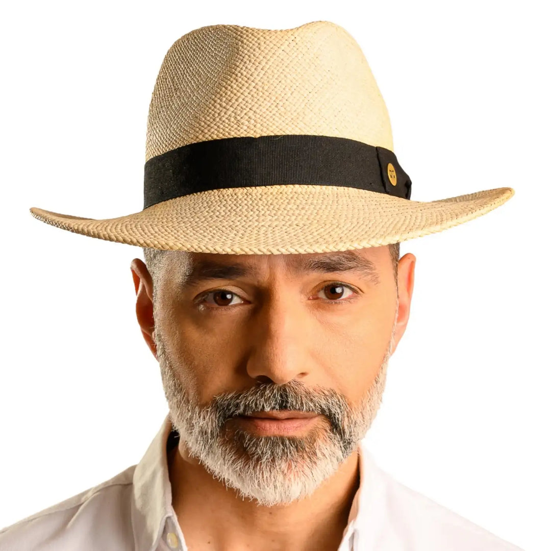 primo piano frontale di uomo con barba che indossa un cappello di panama in stile fedora color naturale realizzato da cappelleria primario nesti