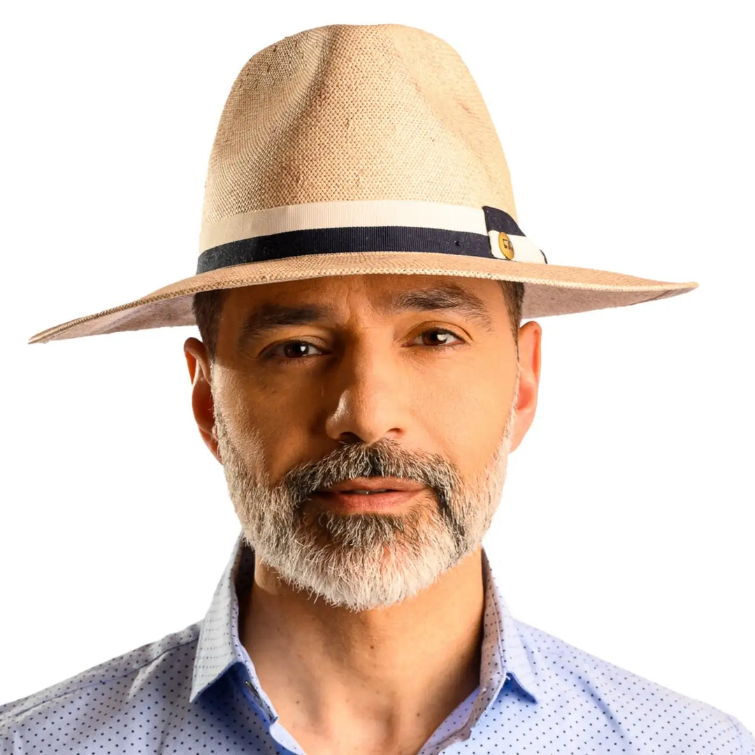 primo piano frontale di uomo con barba che indossa un cappello fedora a tesa larga extra fine color tabacco fatto da cappelleria primario nesti