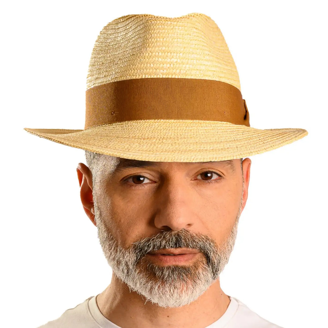 primo piano frontale di uomo con barba che indossa un cappello fedora in paglia di firenze color treccia chiara fatto da cappelleria primario nesti