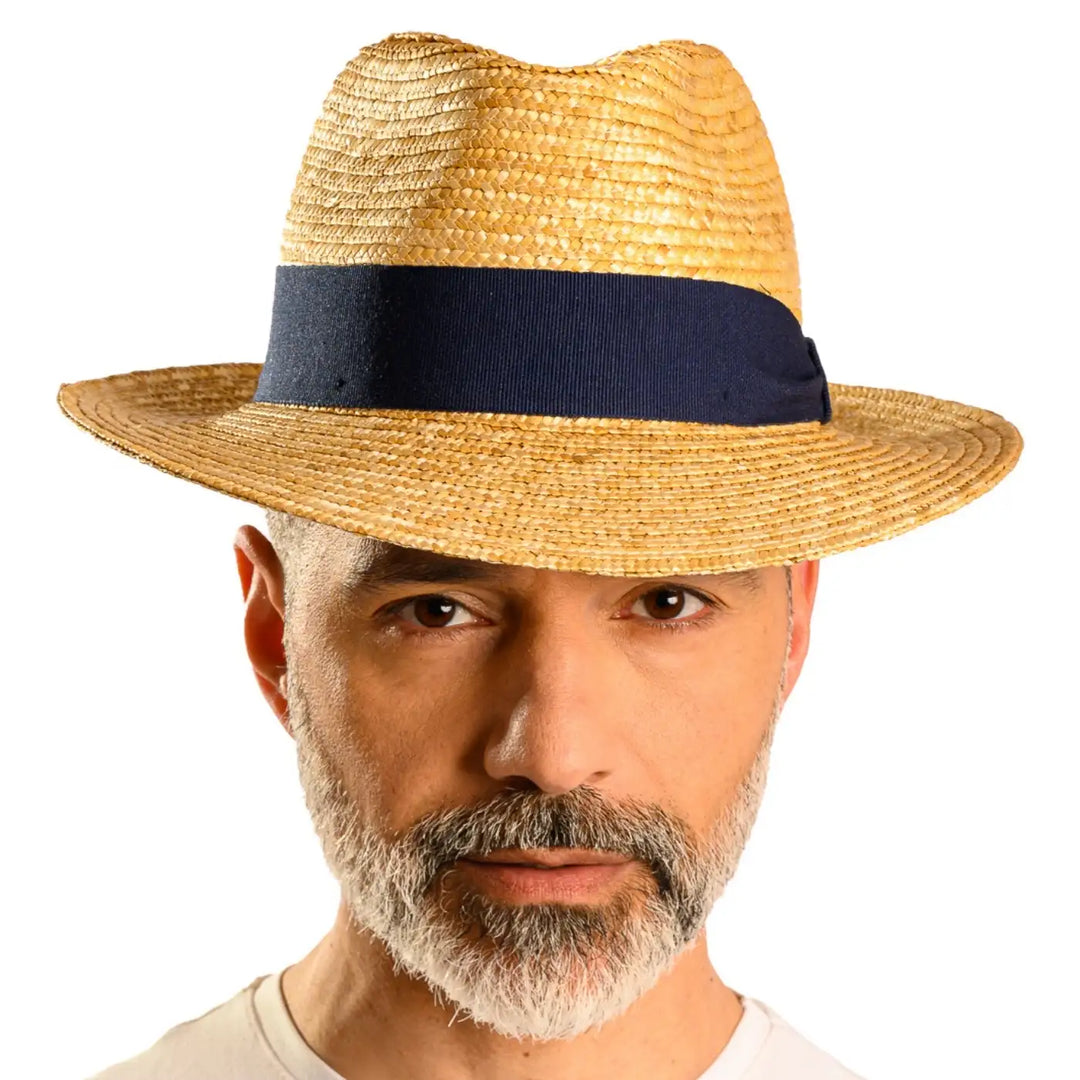 primo piano frontale di uomo con barba che indossa un cappello fedora in paglia di firenze color treccia scura fatto da cappelleria primario nesti