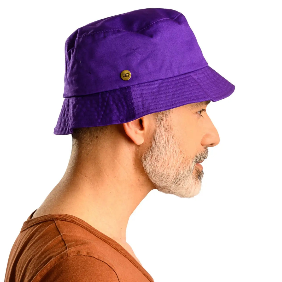 primo piano laterale di uomo con barba che indossa un cappello da pescatore sartoriale estivo color viola realizzato da cappelleria primario nesti