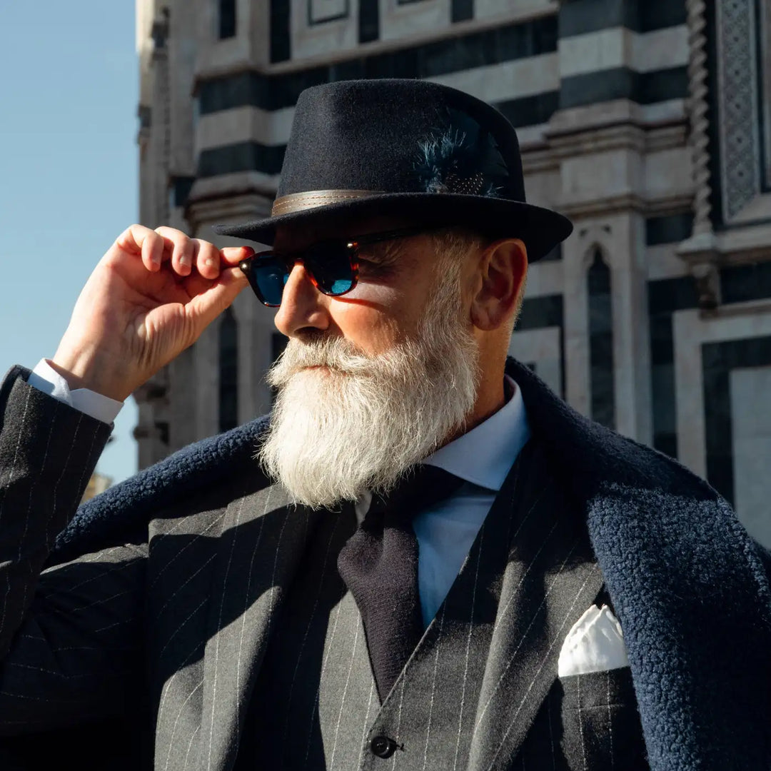 profilo di modello distinto che indossa un cappello trilby classico primario nesti in lana merinos sfoggiando una moda italiana inverno