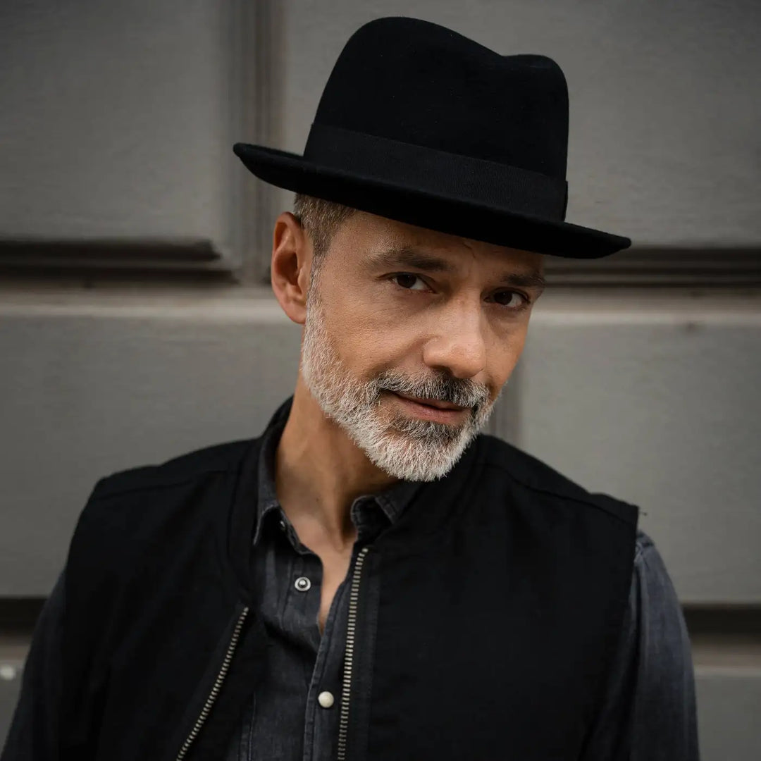 ritratto maturo con lobbia homburg primario nesti merinos nero dettaglio barba silver sfondo neutro