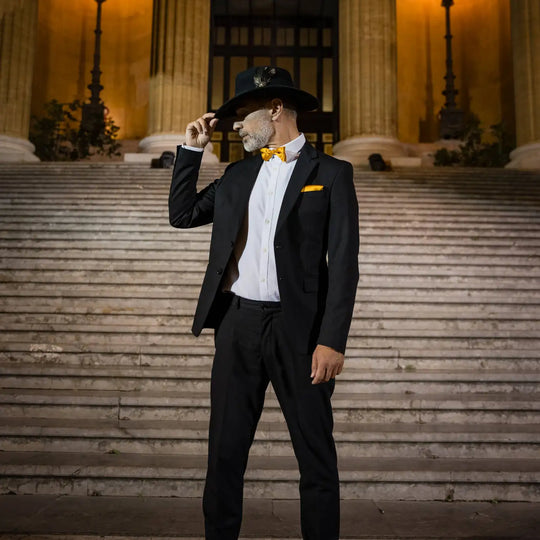 uomo raffinato con australiano primario nesti cashmere nero scalinata teatro massimo luci scenografiche notturne