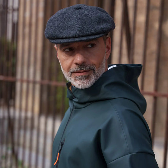 uomo raffinato con coppola peaky blinders newsboy primario nesti profilo sportivo chic architettura storica