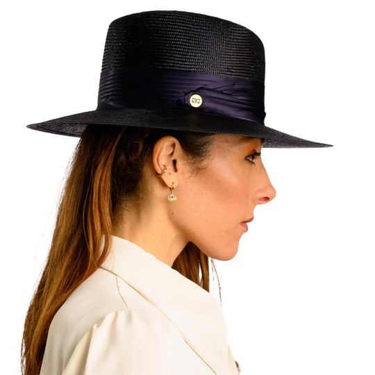 vista laterale di una donna con capelli lunghi che indossa un cappello tesa larga elegante in parasisol color blu fatto a mano da cappelleria primario nesti