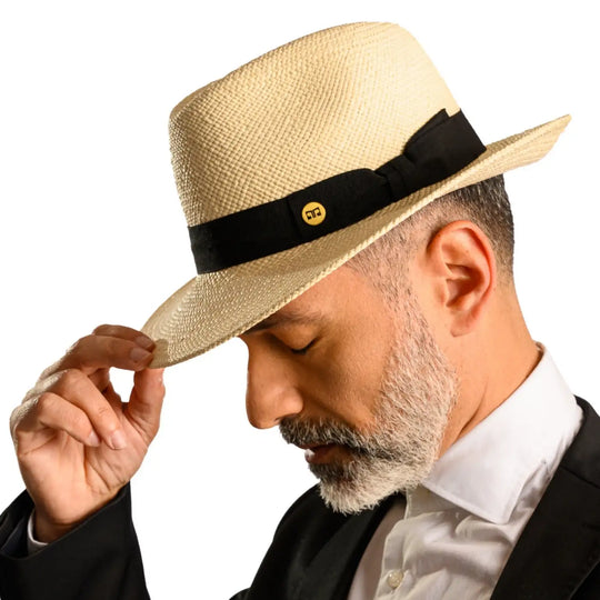 vista laterale inclinata di un uomo con barba che indossa un cappello di panama in stile fedora color naturale fatto a mano da cappelleria primario nesti