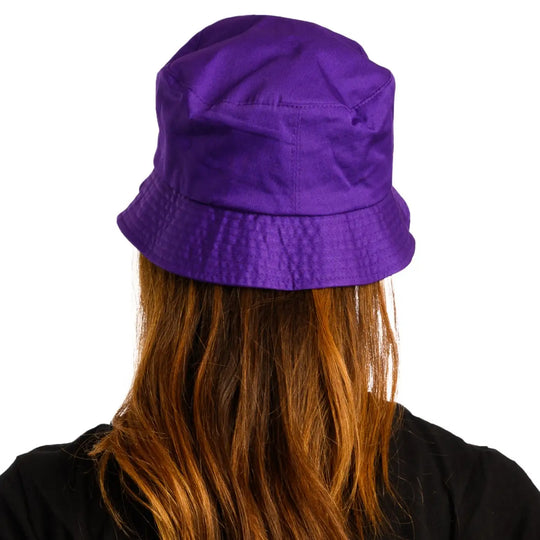 vista posteriore di donna con capelli lunghi che indossa un cappello da pescatore sartoriale estivo color viola fatto a mano da cappelleria primario nesti