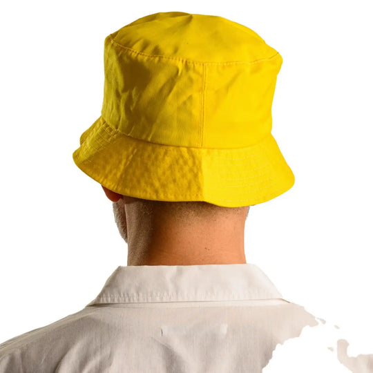 vista posteriore di un uomo con barba che indossa un cappello da pescatore sartoriale estivo color giallo fatto a mano da cappelleria primario nesti