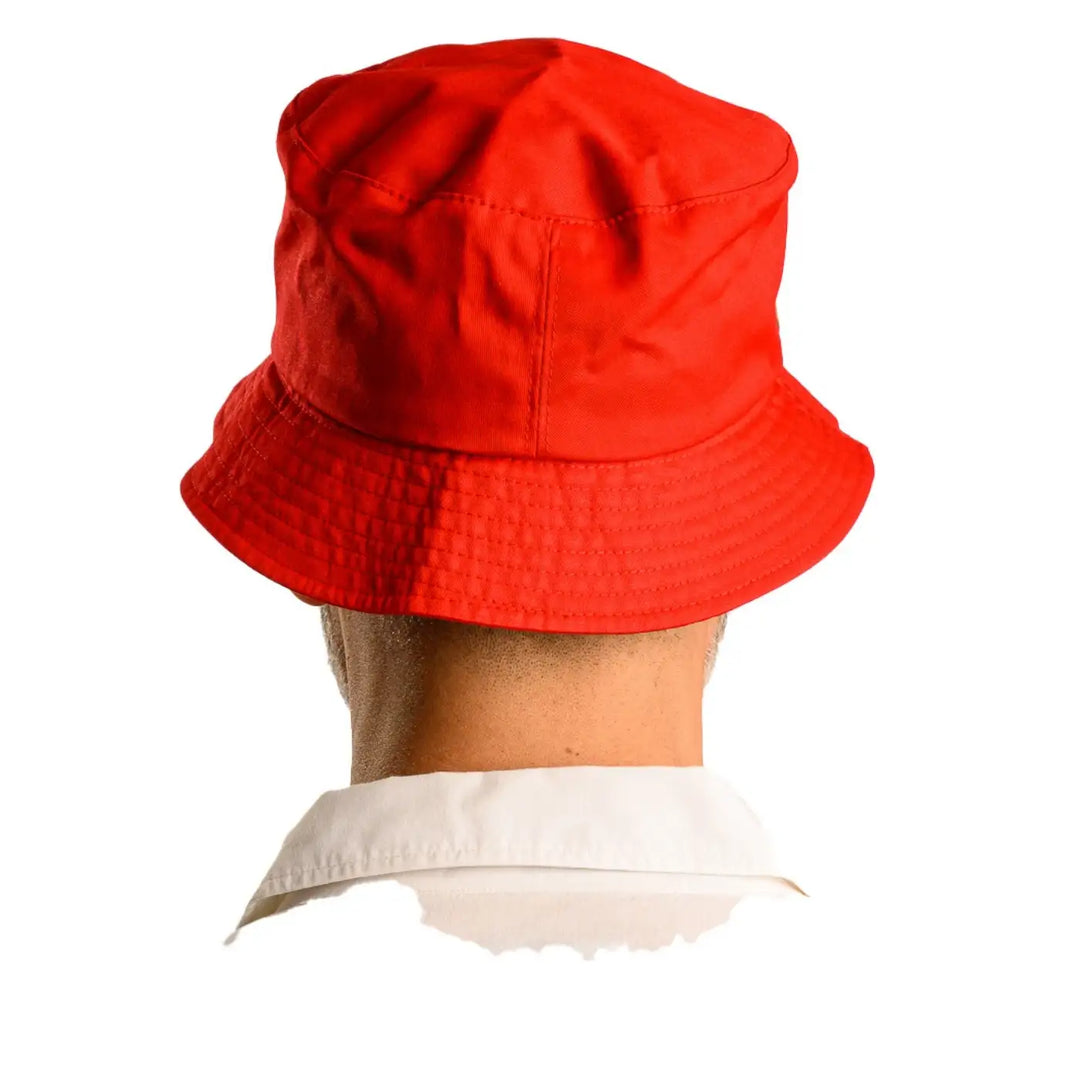 vista posteriore di un uomo con barba che indossa un cappello da pescatore sartoriale estivo color rosso fatto a mano da cappelleria primario nesti