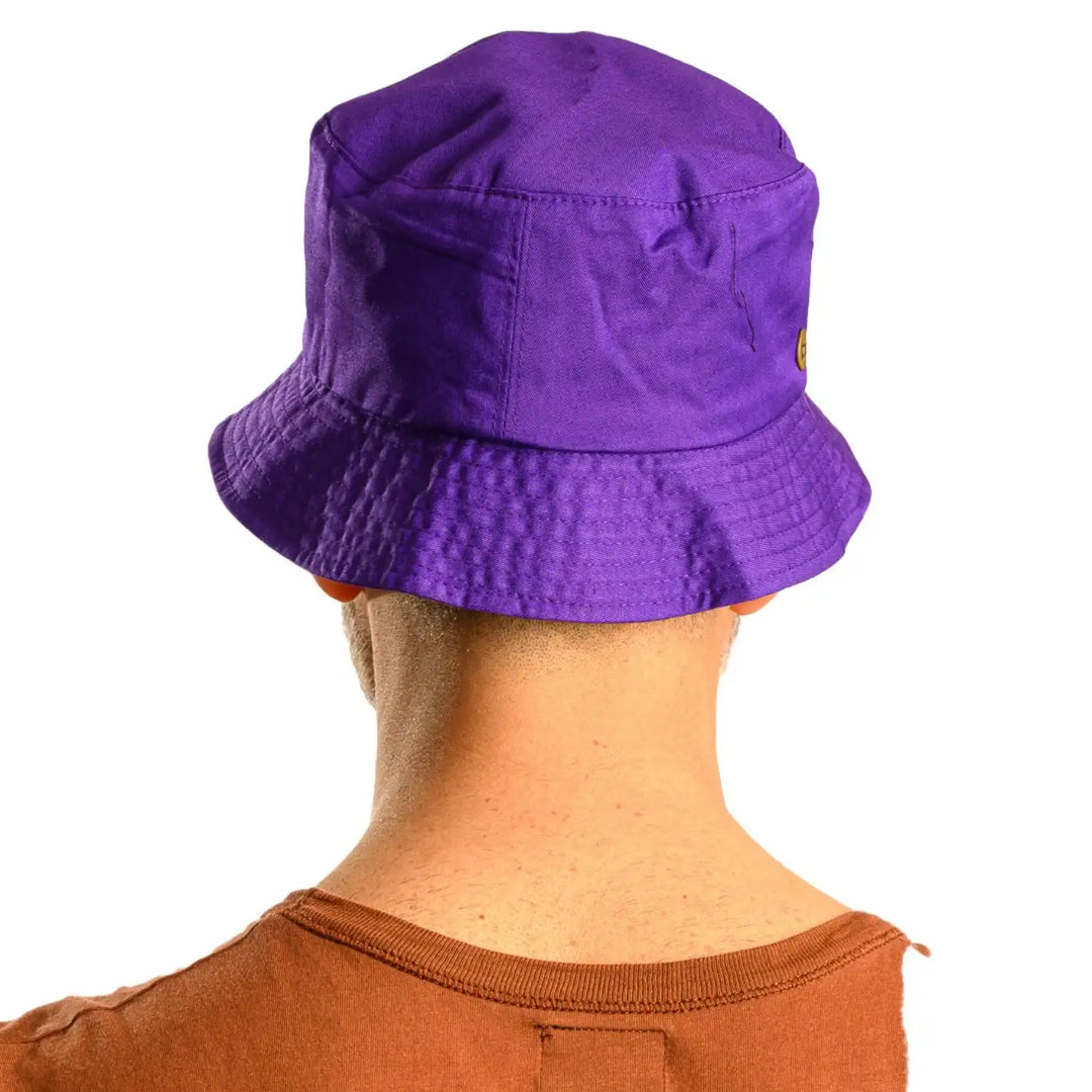 vista posteriore di un uomo con barba che indossa un cappello da pescatore sartoriale estivo color viola fatto a mano da cappelleria primario nesti