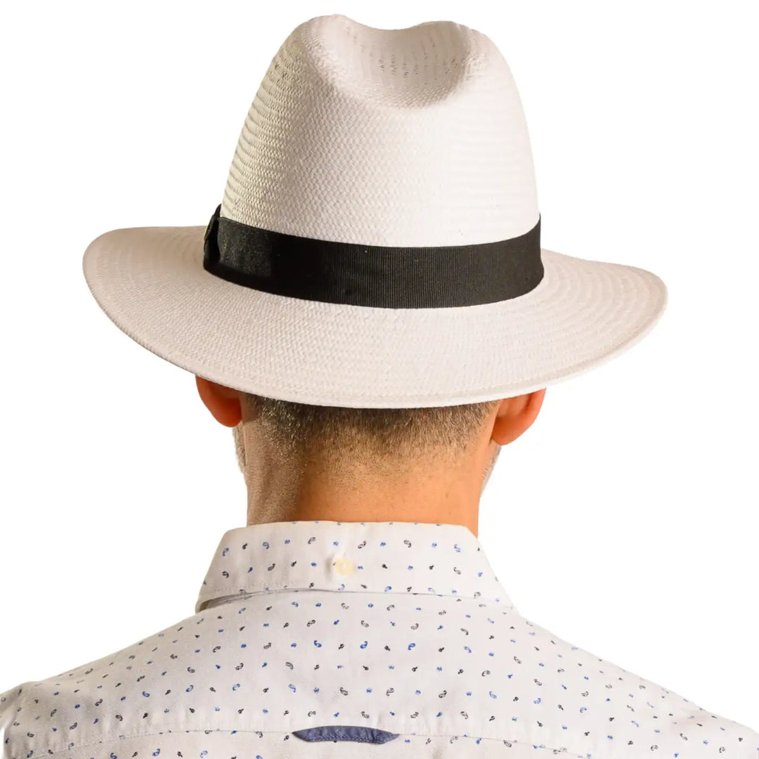 vista posteriore di un uomo con barba che indossa un cappello da sole a tesa media estivo color bianco fatto a mano da cappelleria primario nesti