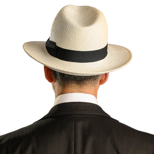 vista posteriore di un uomo con barba che indossa un cappello di panama in stile fedora color bianco fatto a mano da cappelleria primario nesti