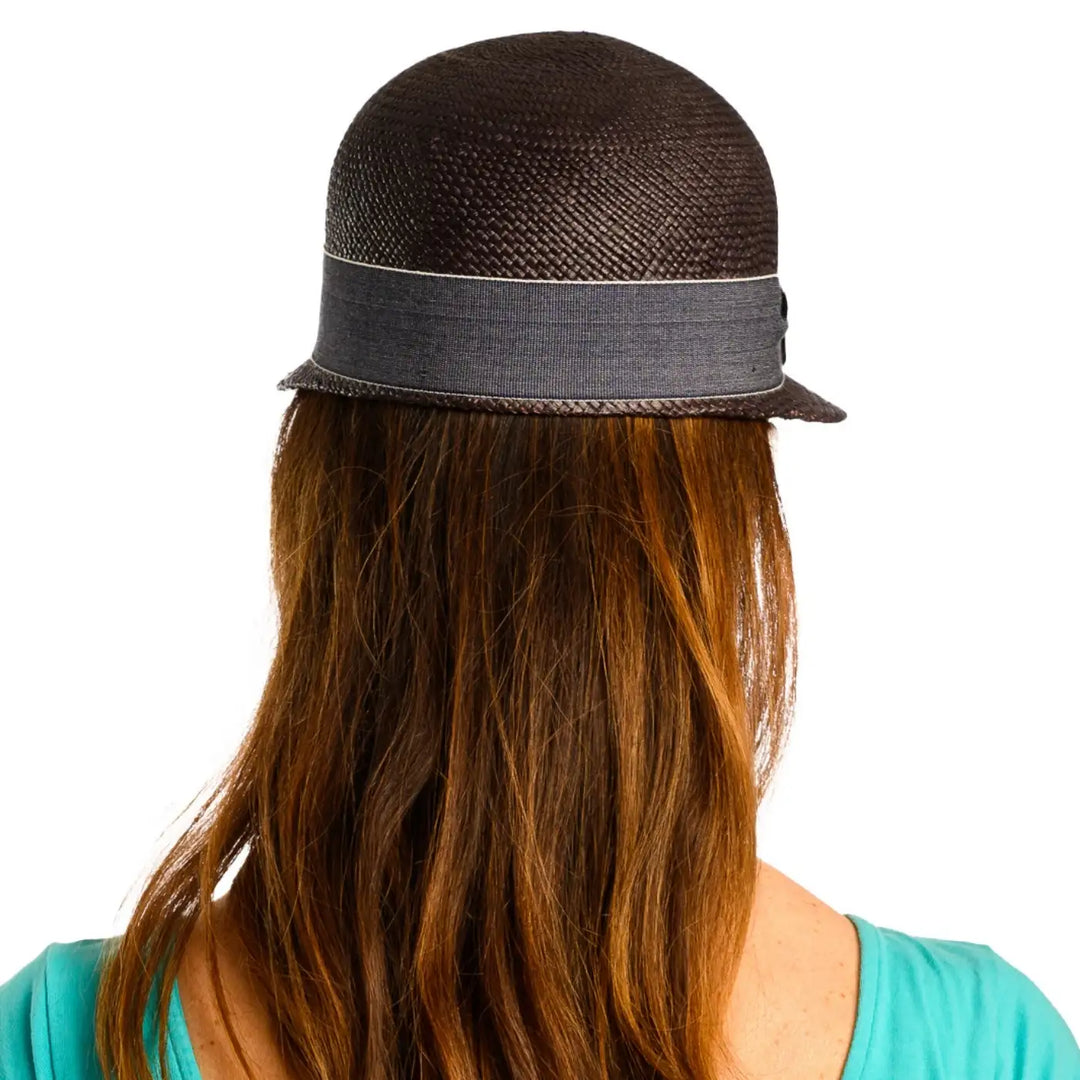 vista posteriore di una donna con capelli lunghi che indossa un cappello di panama con visiera corta color nero fatto a mano da cappelleria primario nesti