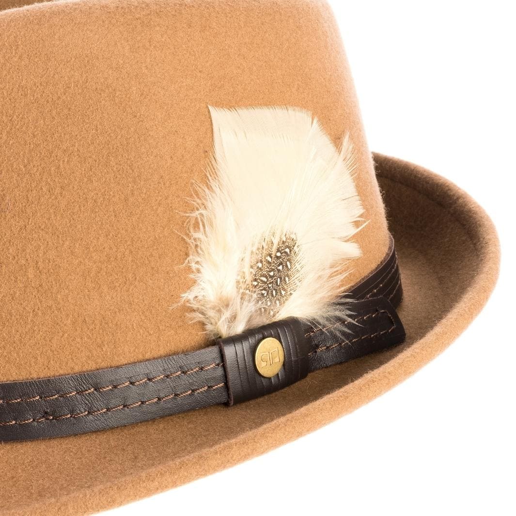 Cappello Trilby Classico color Cammello, in feltro di lana merinos da uomo, foto con vista dettaglio ravvicinato - Primario Nesti