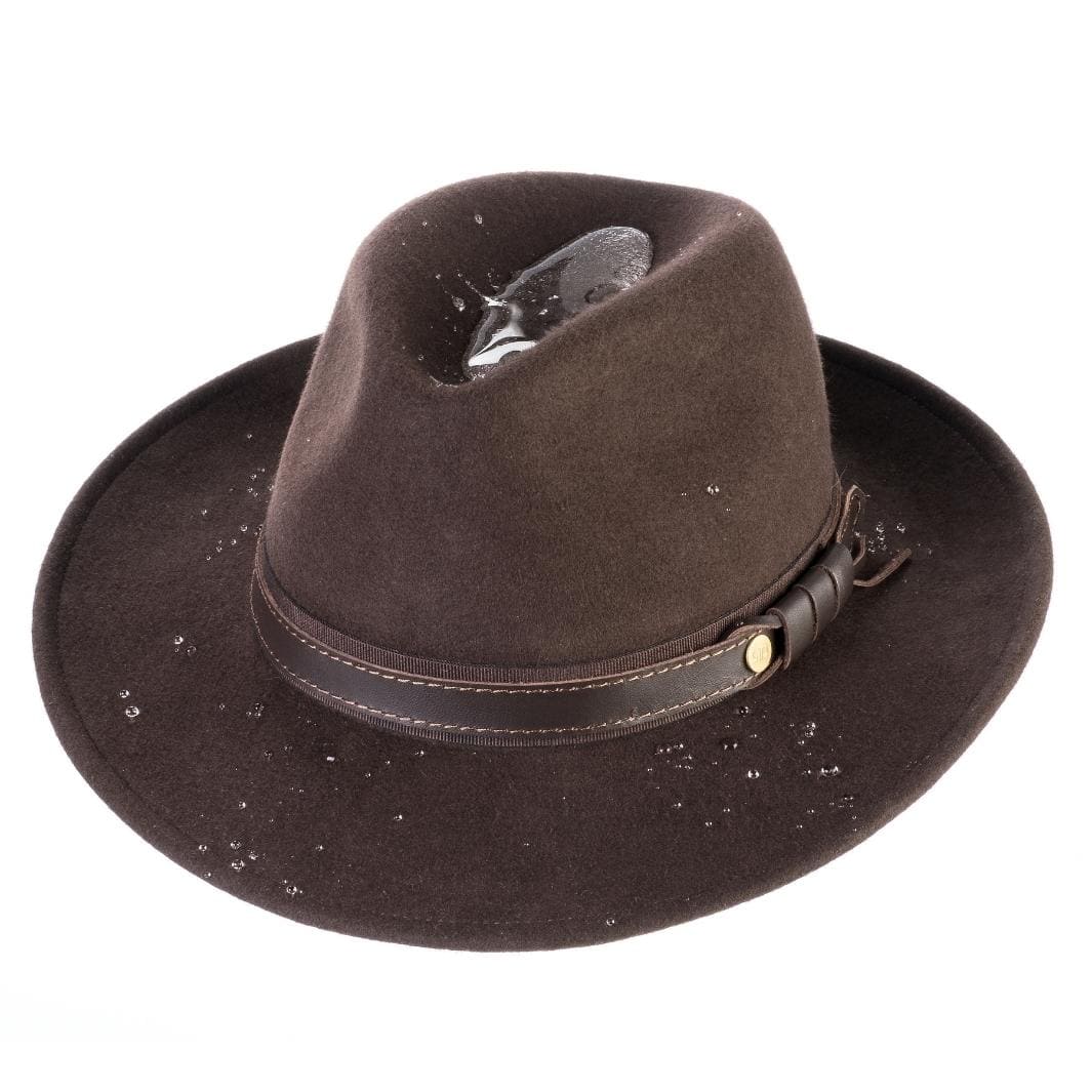 Cappello Fedora Tradizionale color Marrone, in feltro antipioggia da uomo, foto con vista inclinata e con pioggia su tutto il cappello - Primario Nesti