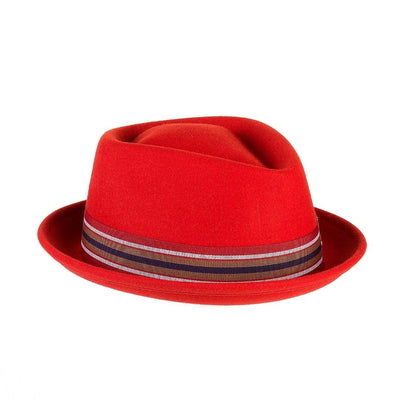 Cappello Pork Pie color Rosso, in feltro di lana merinos da uomo, foto con orientamento laterale - Primario Nesti